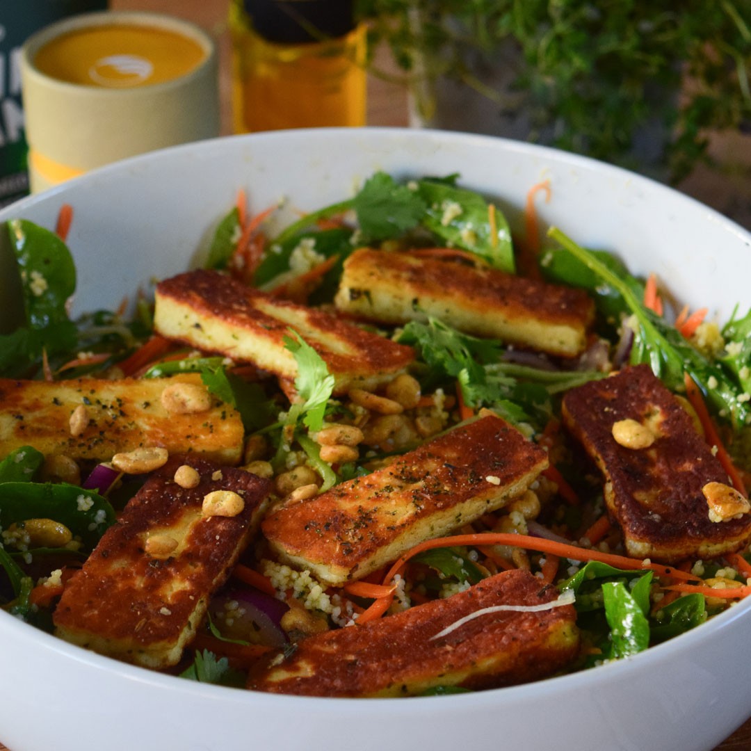 Salad with fried halloumi slices